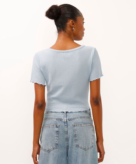 blusa texturizada com botões frufru azul