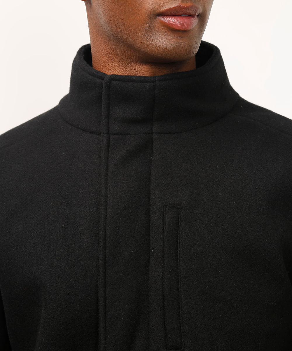 casaco gola alta com bolsos preto