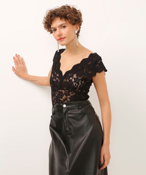 blusa rendada decote v  off white - preto