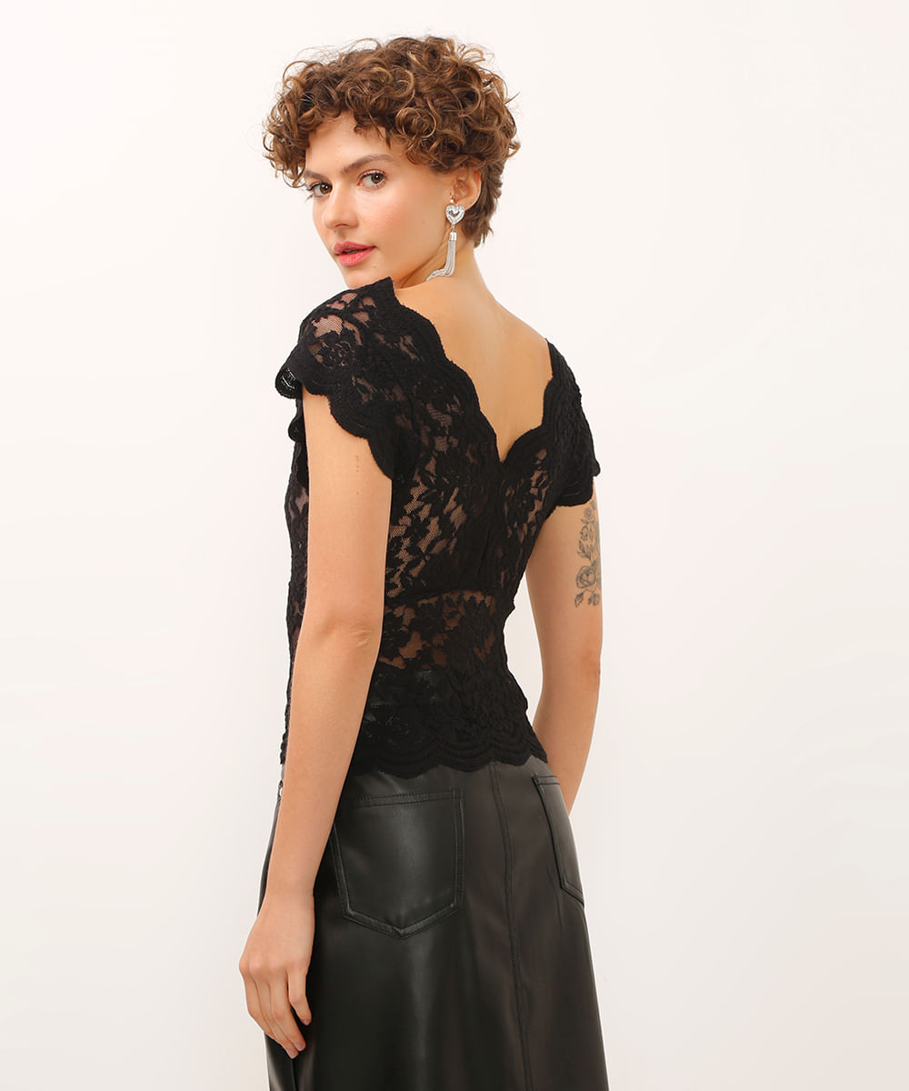 blusa rendada decote v  off white - preto