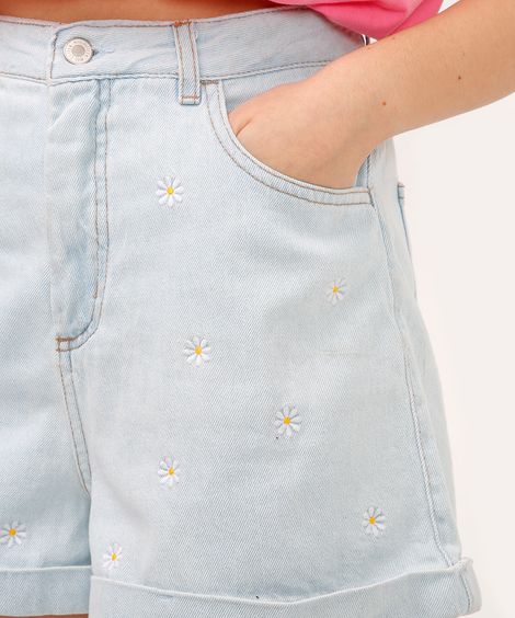 short jeans juvenil bordado floral azul claro