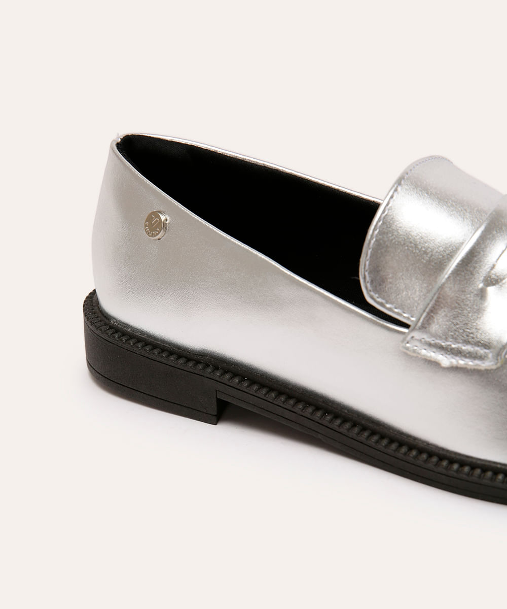 mocassim via uno metalizado prateado