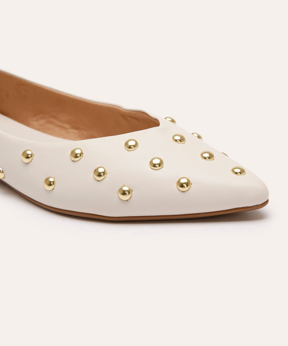sapatilha bico fino com tachas via uno off white