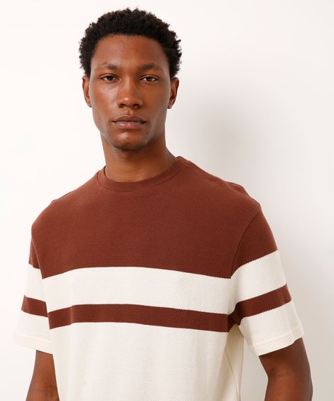 camiseta comfort texturizada listrada manga curta - marrom