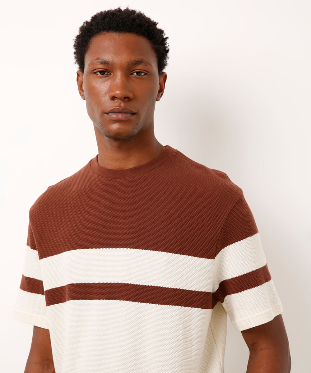 camiseta comfort texturizada listrada manga curta - marrom