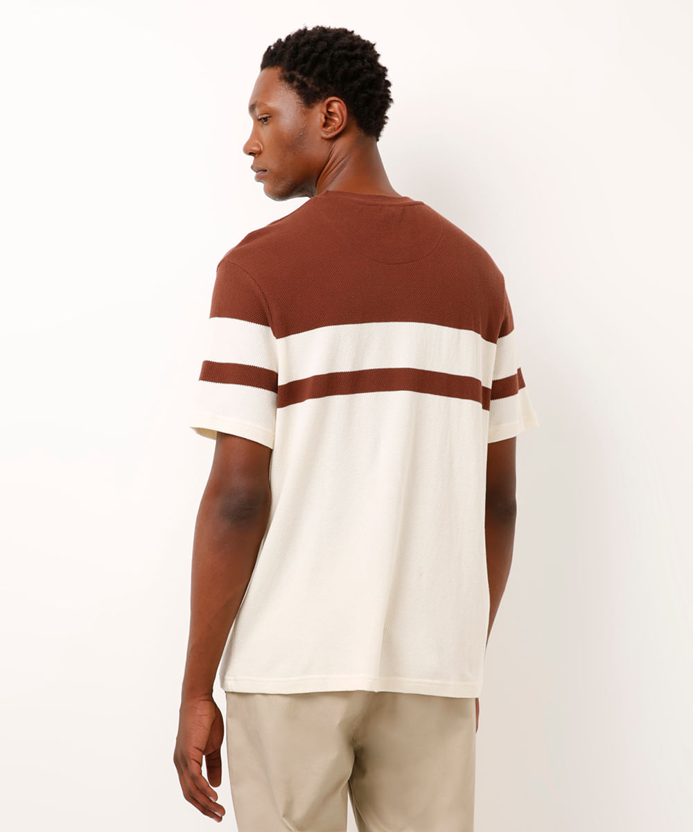 camiseta comfort texturizada listrada manga curta - marrom