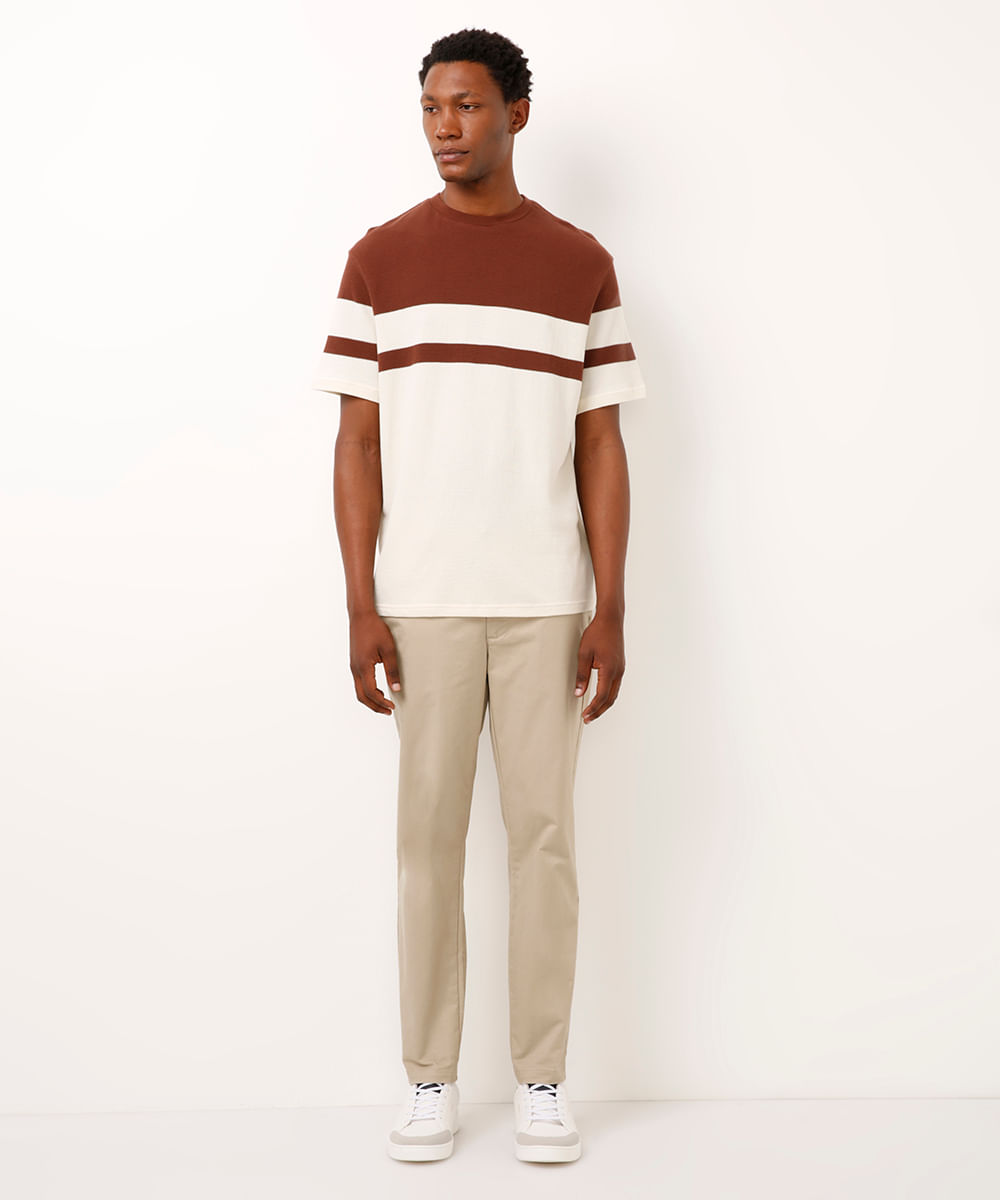 camiseta comfort texturizada listrada manga curta - marrom
