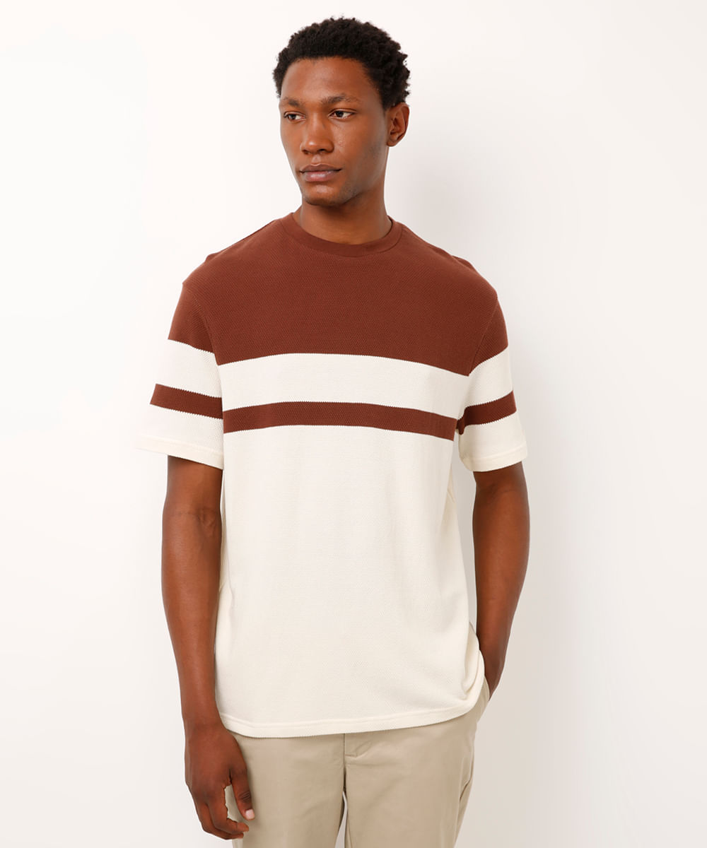 camiseta comfort texturizada listrada manga curta - marrom
