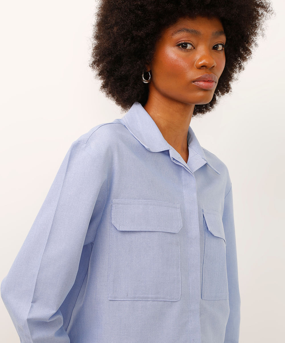 camisa cropped com bolsos manga longa azul