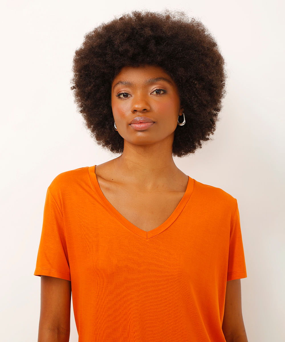 camiseta de viscose decote v alongada laranja