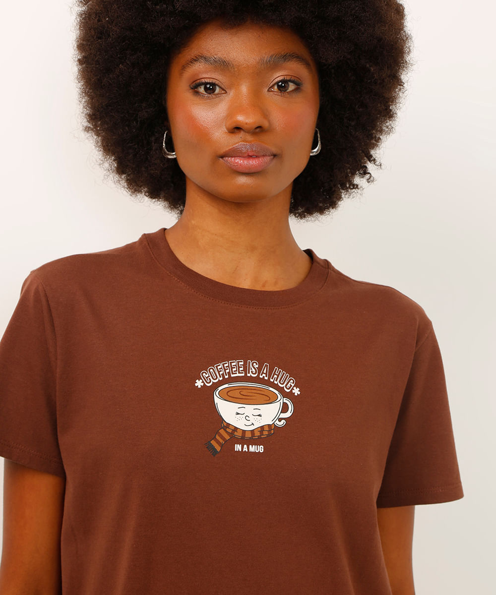 camiseta de algodão manga curta coffee is a hug marrom