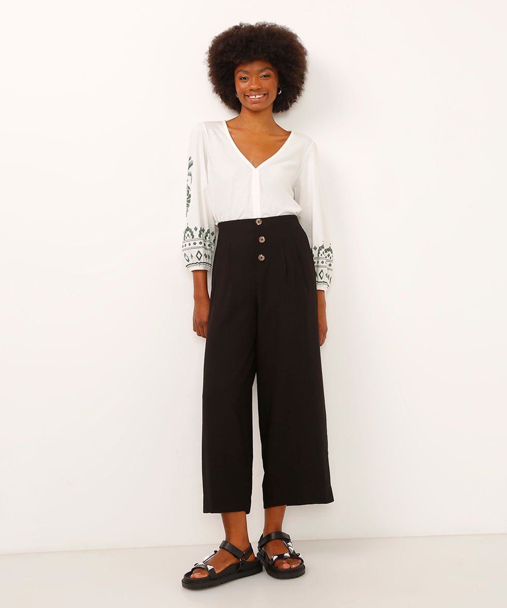 calça wide leg cropped com botões e pregas preta