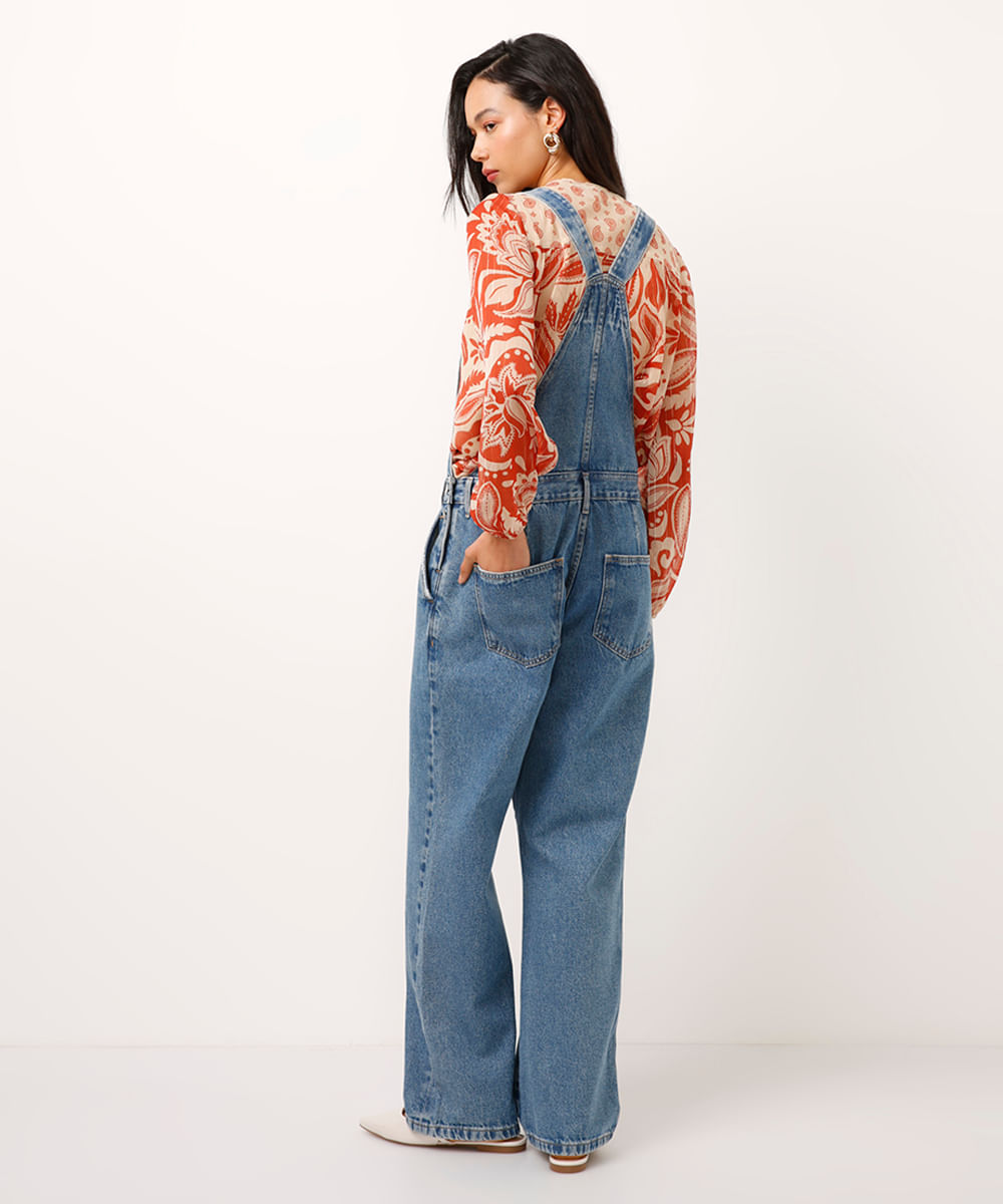 jardineira jeans com bolsos azul