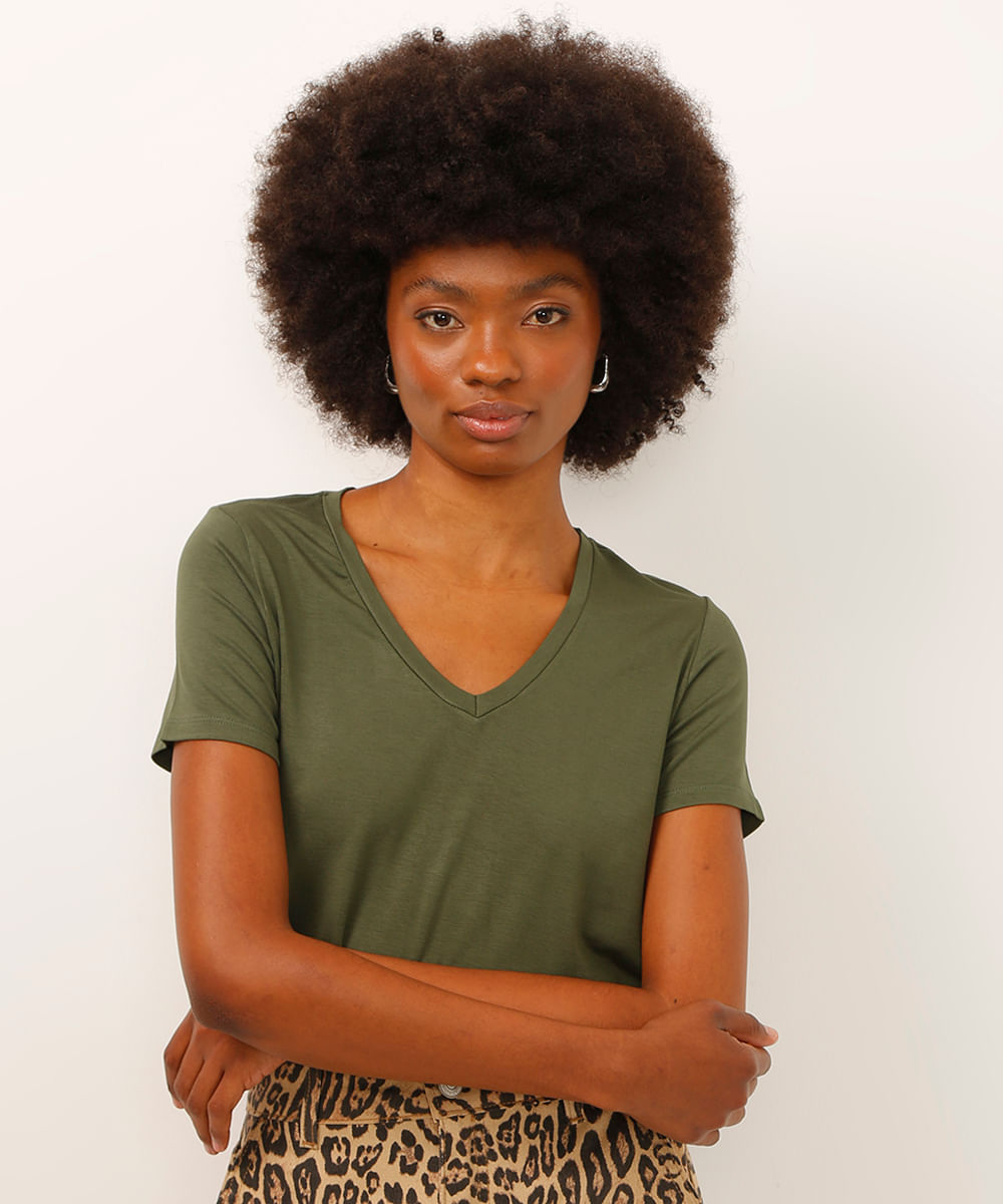 camiseta de viscose decote v alongada verde militar