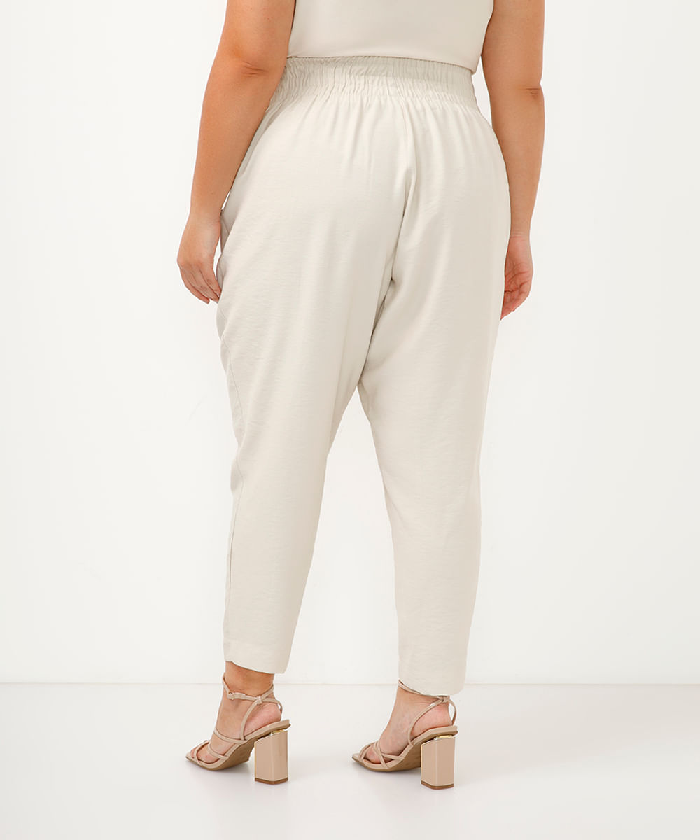 calça plus size de viscose bege