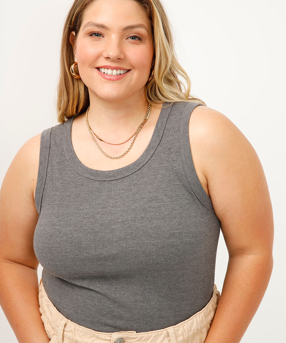 regata canela plus size decote redondo cinza