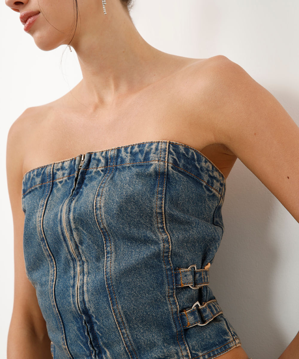 top cropped jeans sem alça com fivelas azul