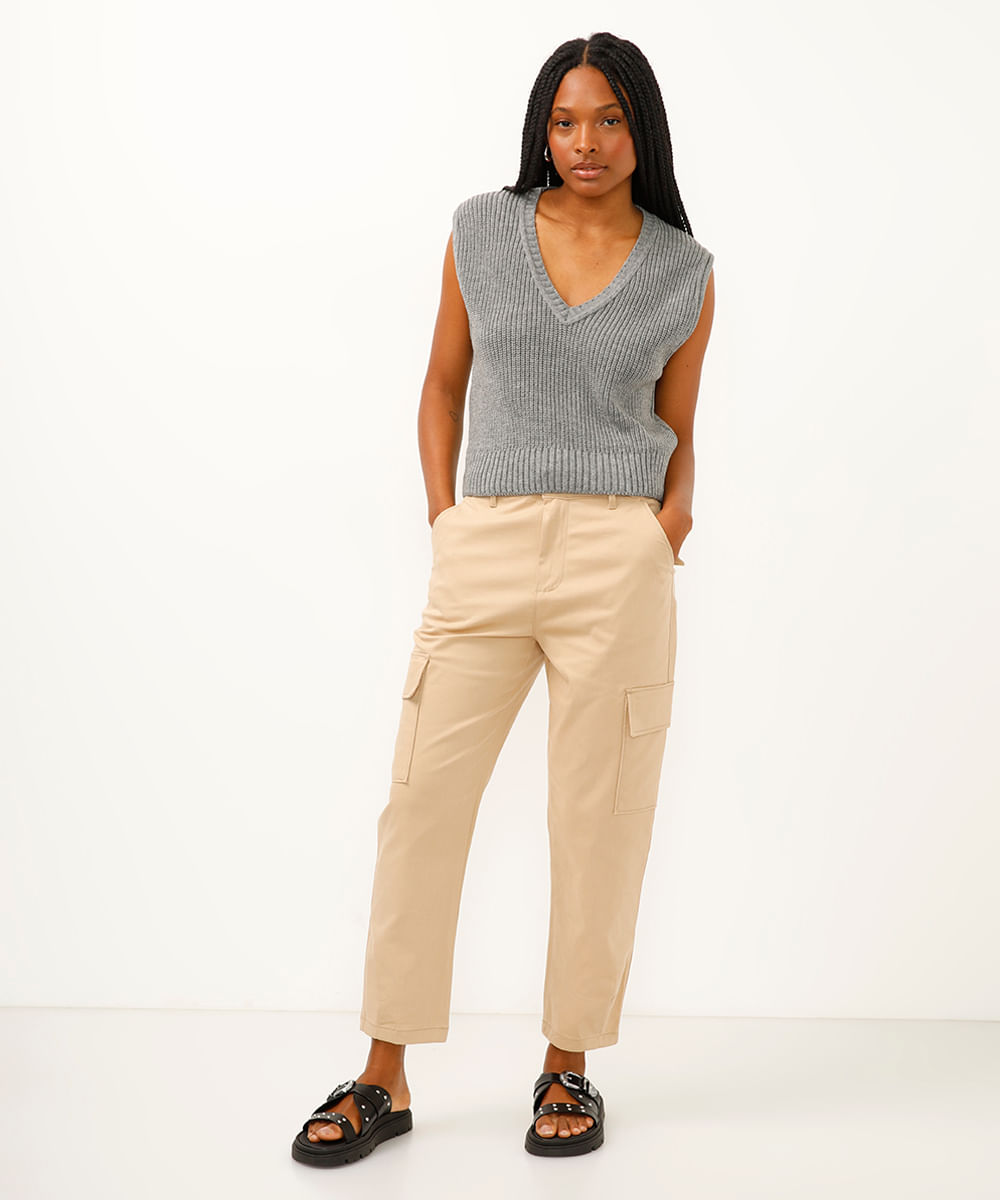 calça carrot de sarja cintura alta bolsos cargo bege