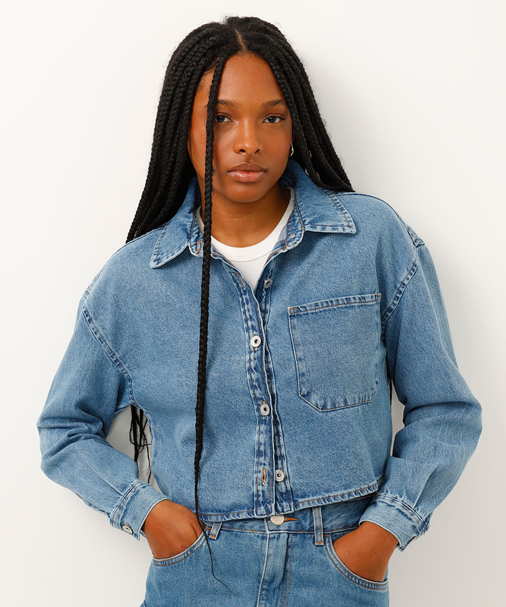camisa cropped jeans com bolso azul