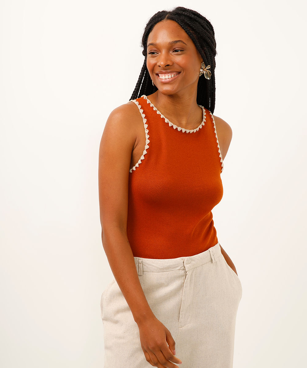 cropped de tricot com bordado laranja