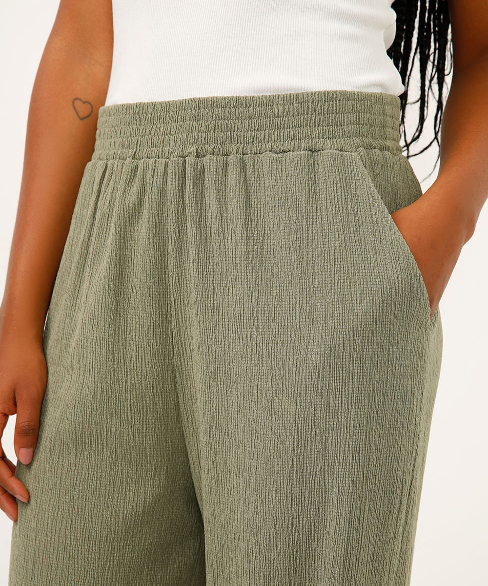 calça wide leg com bolsos texturizada verde