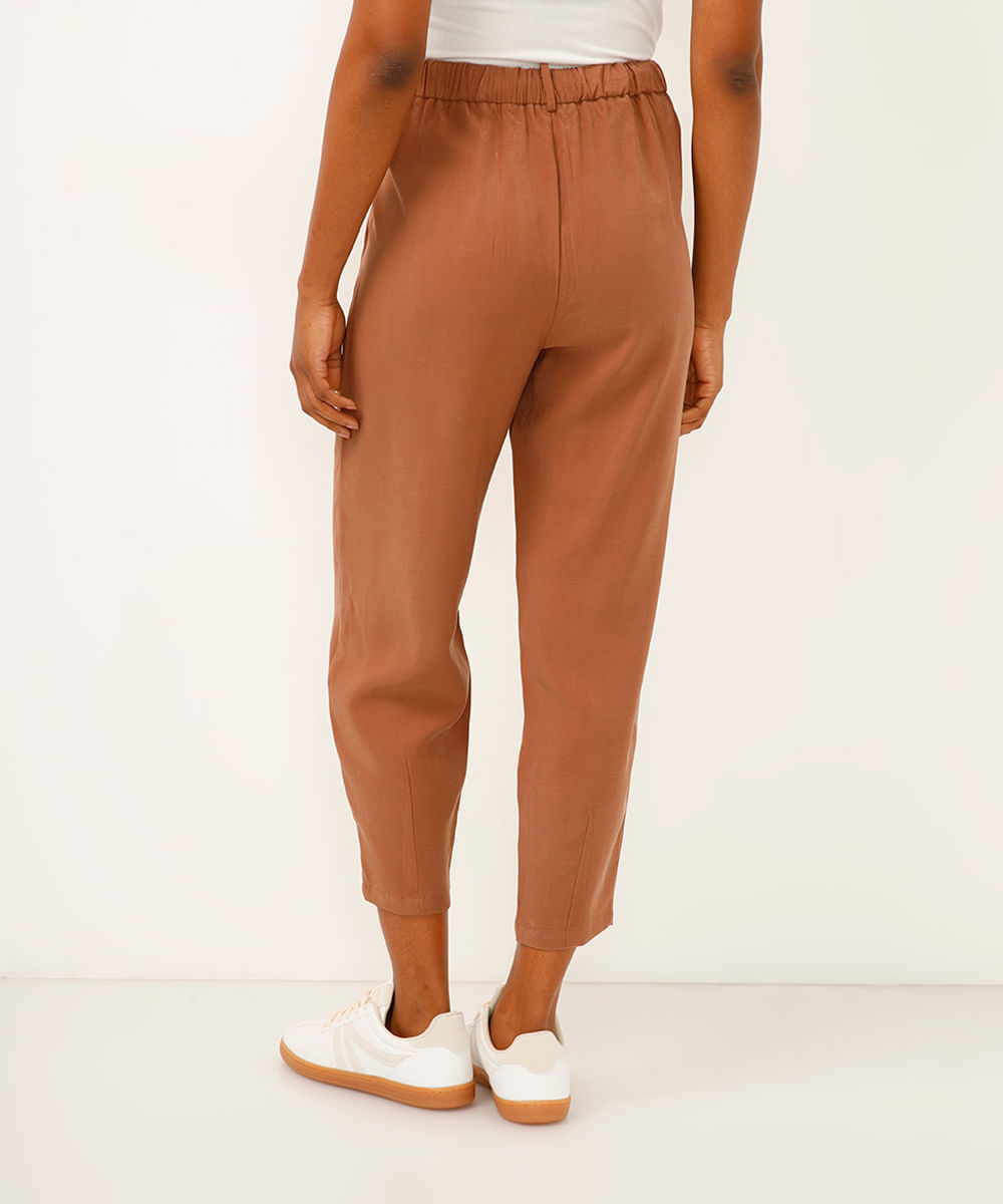 calça alfaiataria de viscose com pregas cintura alta - cru