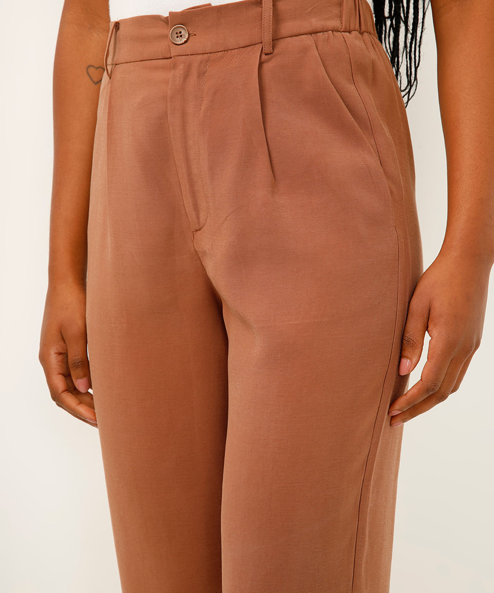 calça alfaiataria de viscose com pregas cintura alta - cru