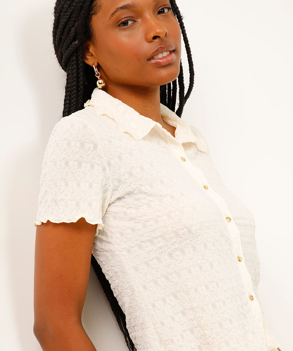 blusa texturizada gola polo com botões bege
