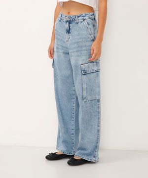 calça wide leg jeans cintura média com bolsos cargo azul