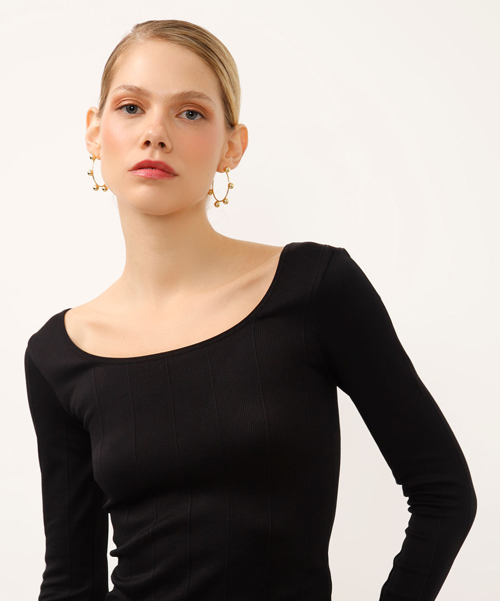 blusa decote canoa manga longa texturizada preta