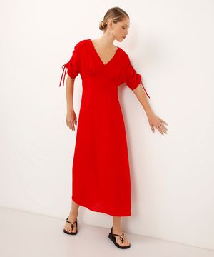 vestido midi decote v com franzidos e amarração vermelho