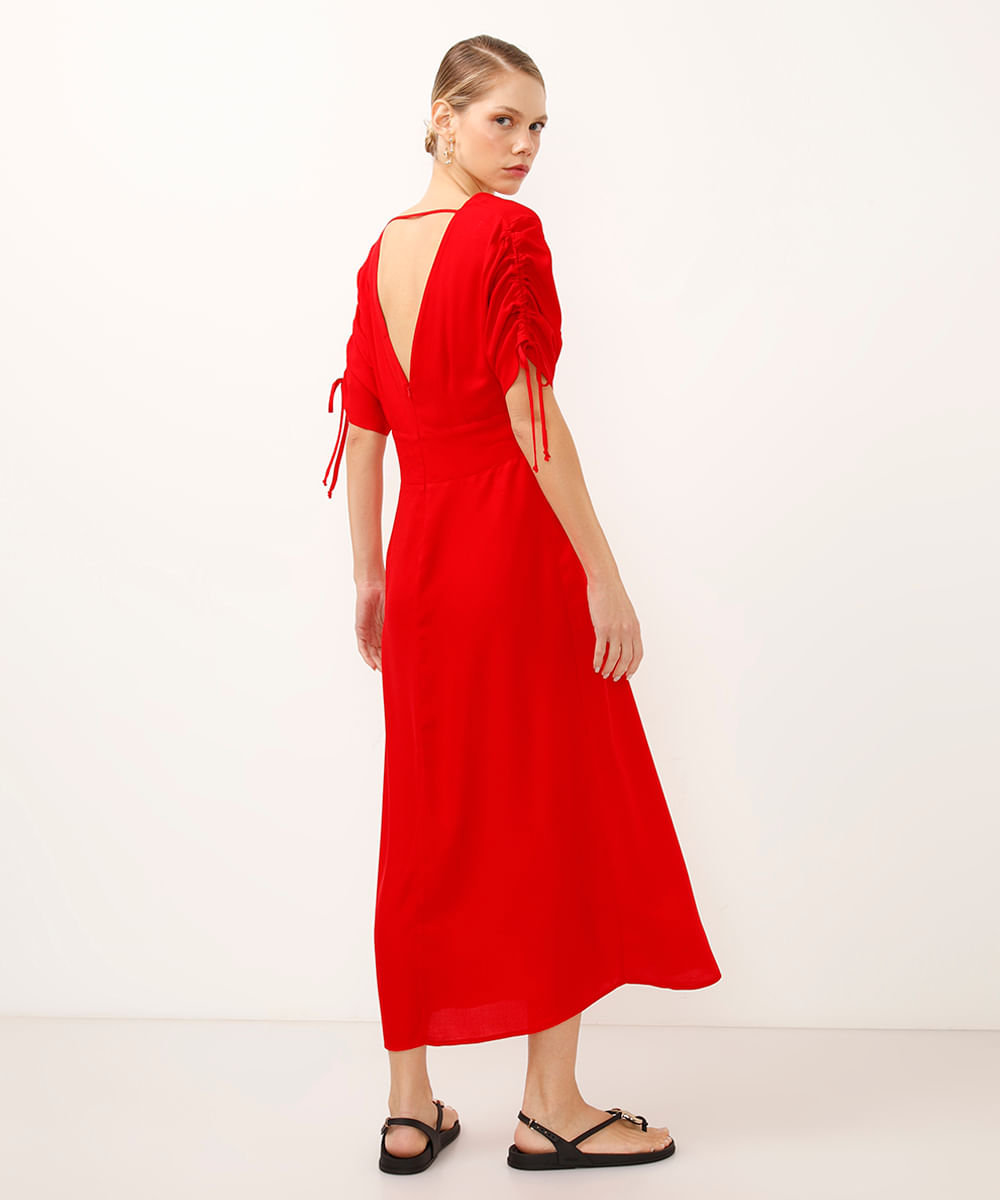 vestido midi decote v com franzidos e amarração vermelho