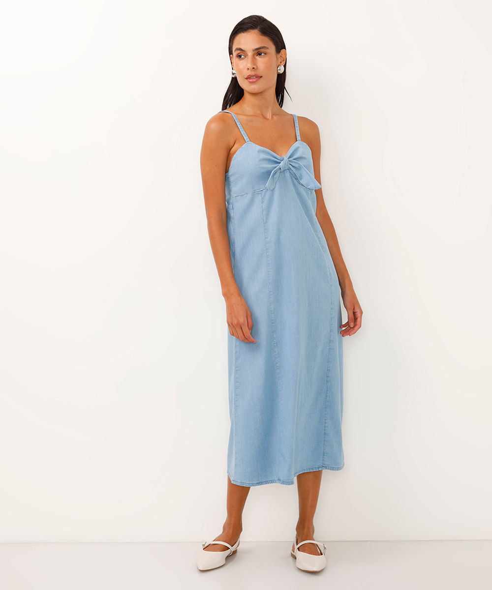 vestido midi jeans decote coração com amarração azul