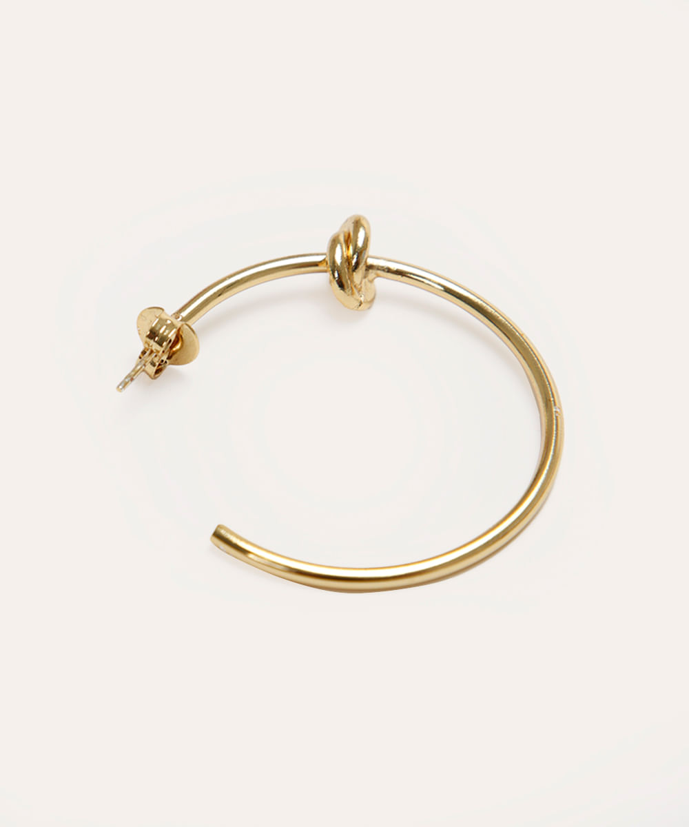 brinco de argola com nó dourado