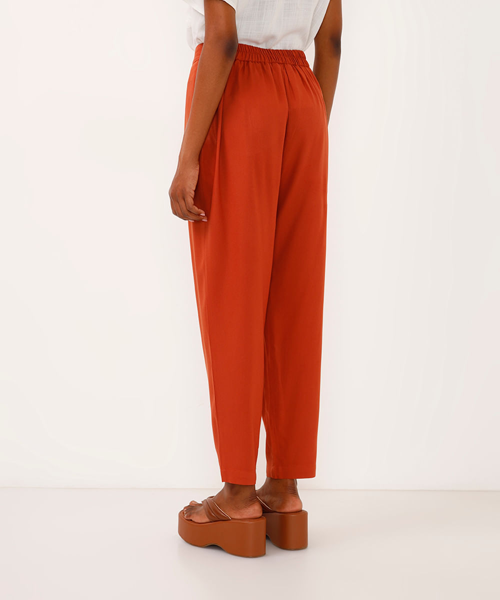 calça jogger de viscose com pregas - laranja escuro