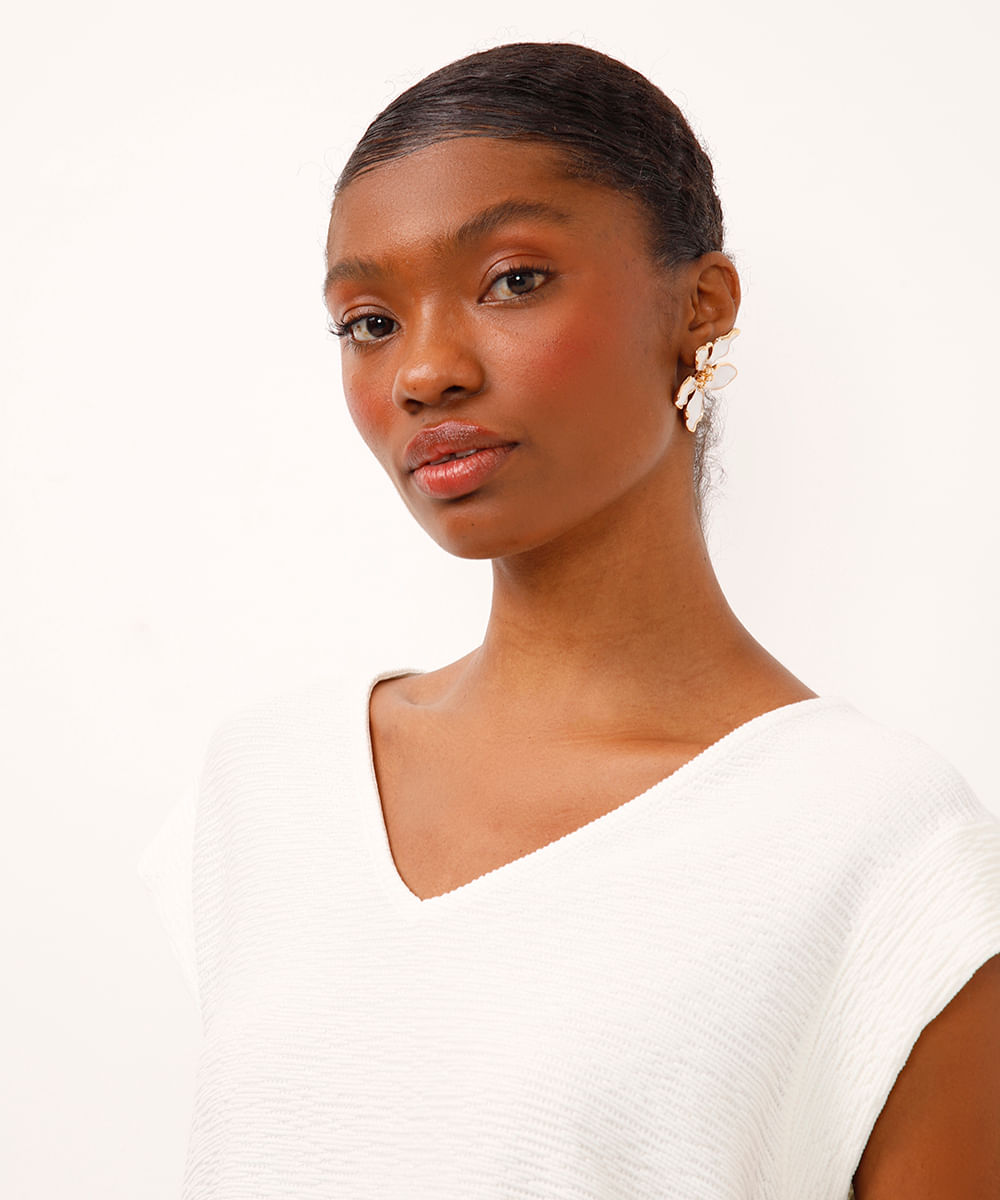 blusa texturizada decote v muscle tee off white