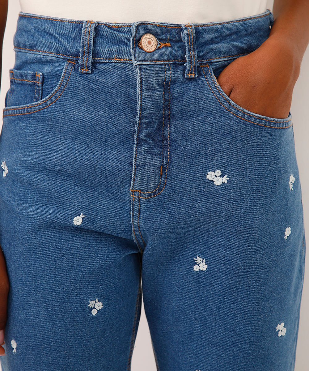 calça jeans mom bordado floral cintura super alta azul