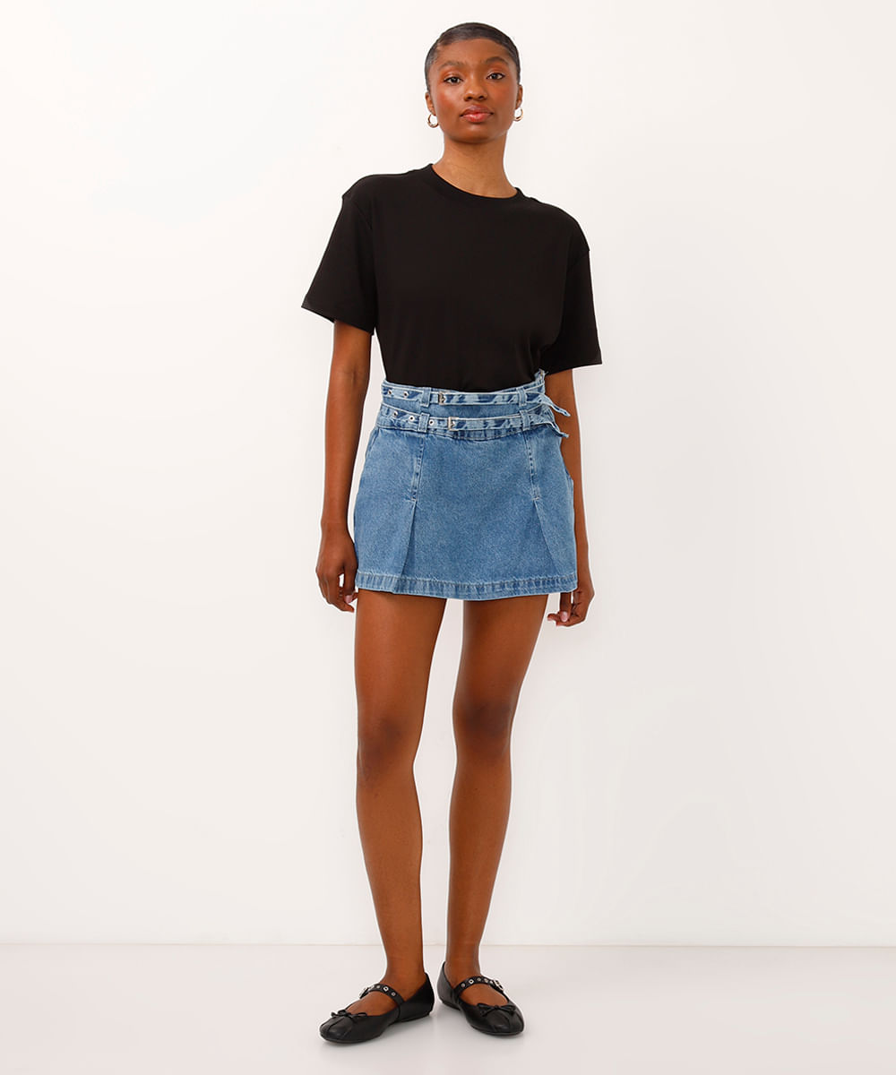 short saia jeans cintura alta com cinto fivela e pregas azul