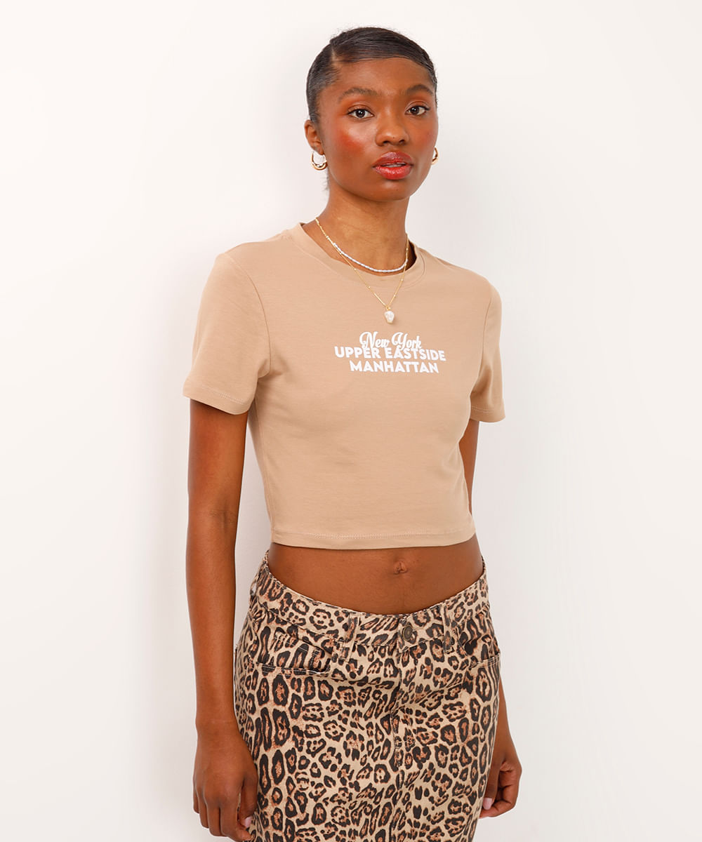 camiseta cropped de algodão new york bege