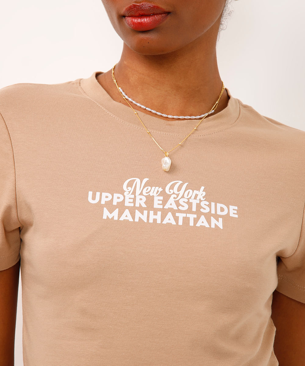 camiseta cropped de algodão new york bege