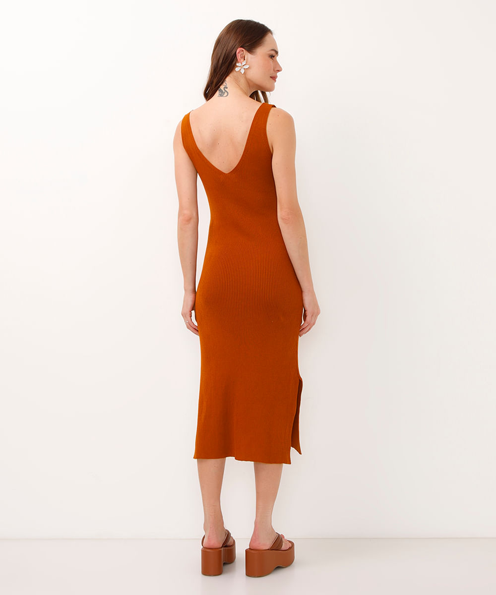 vestido midi de tricot decote v com fenda marrom