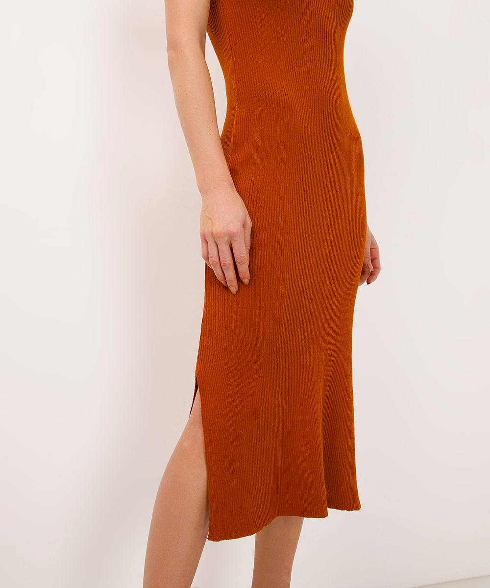 vestido midi de tricot decote v com fenda marrom