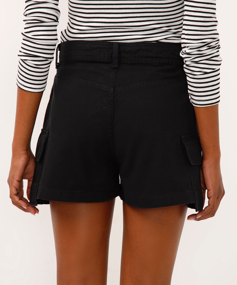 short mom de sarja cintura alta bolso cargo assimétrico preto