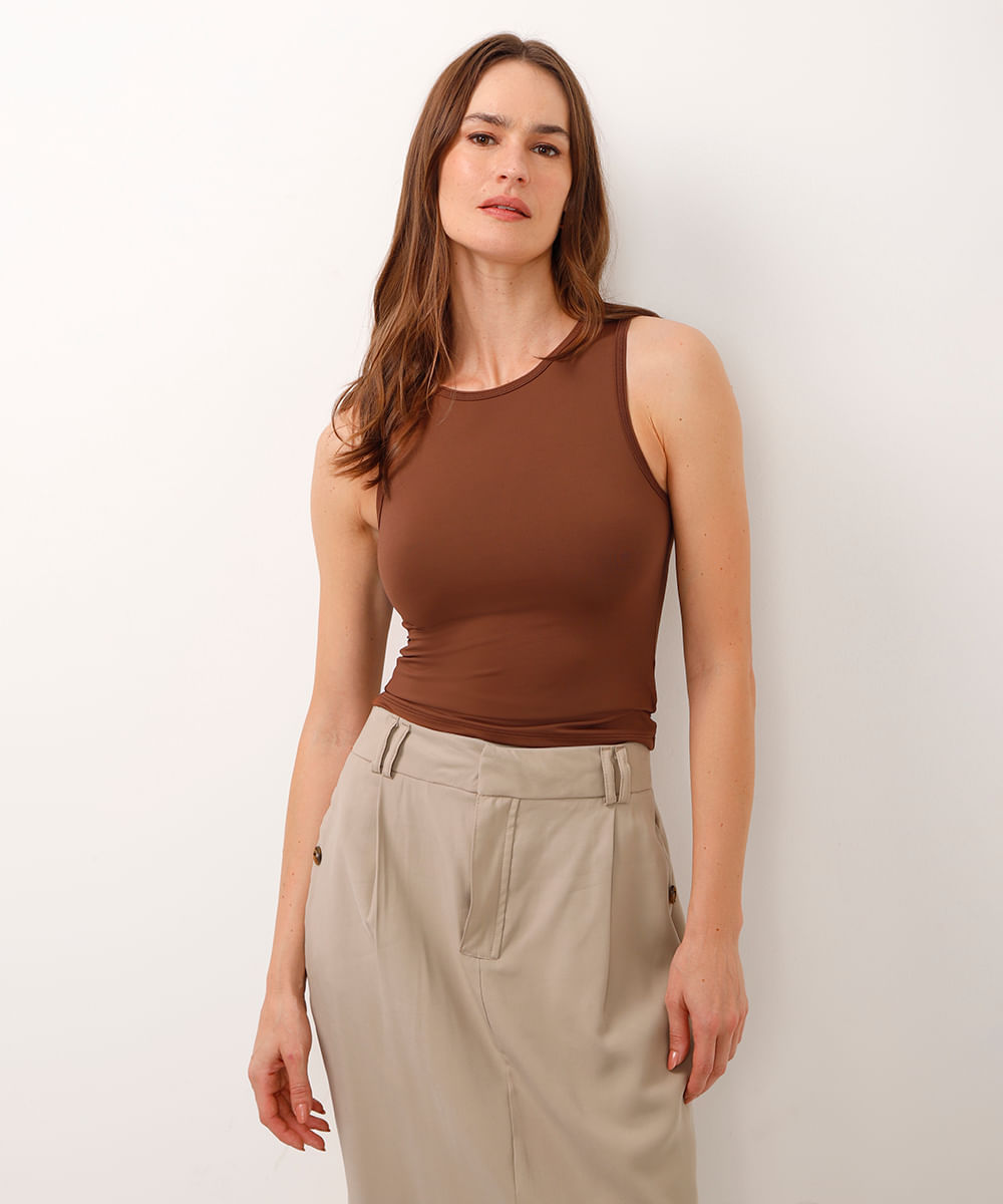 regata cropped alongada decote redondo marrom