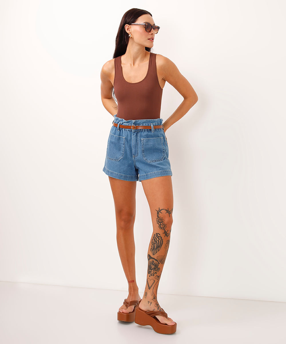 short clochard jeans cintura alta com cinto azul
