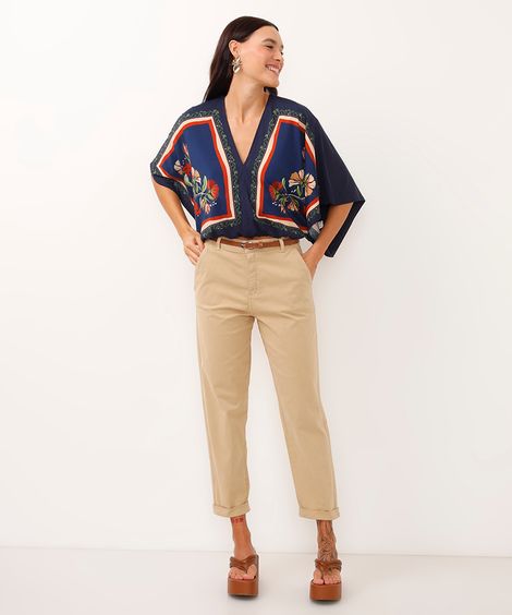 calça carrot de sarja cintura alta com cinto bege