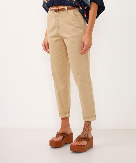 calça carrot de sarja cintura alta com cinto bege