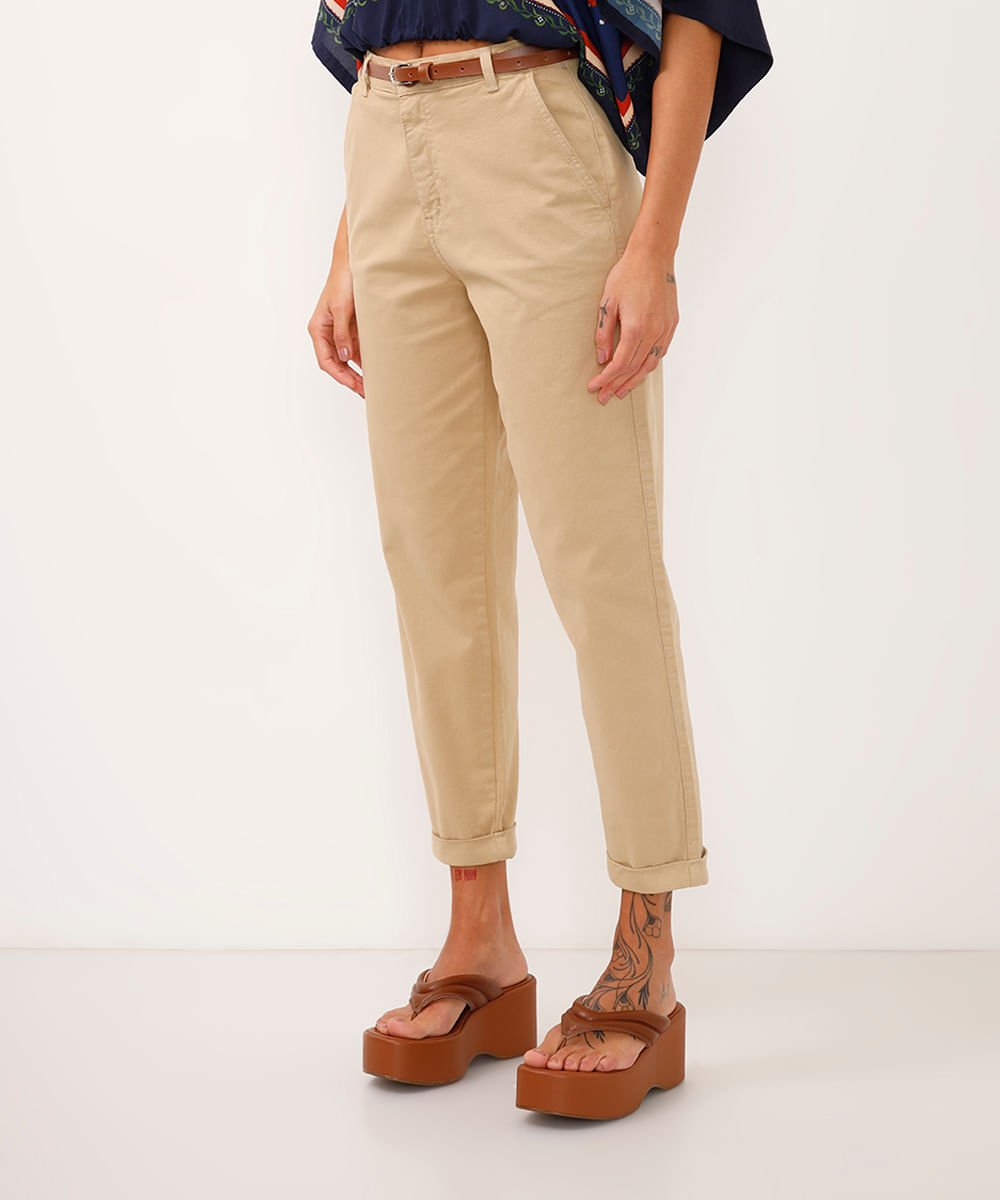 calça carrot de sarja cintura alta com cinto bege