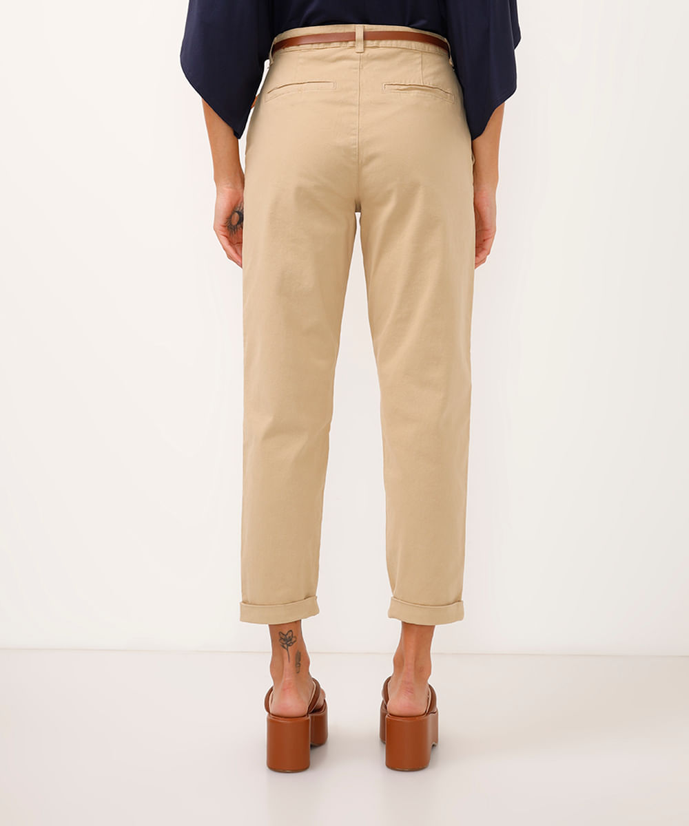calça carrot de sarja cintura alta com cinto bege