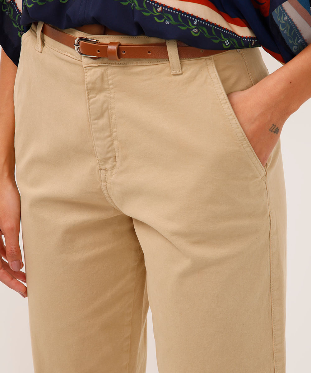 calça carrot de sarja cintura alta com cinto bege
